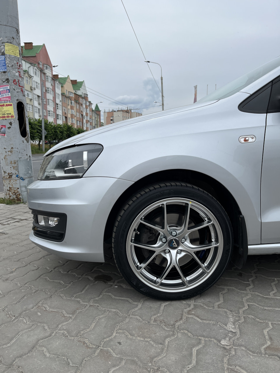 колеса в сборе с r15 на r17 — Volkswagen Polo Sedan, 1,6 л, 2017 года |  колёсные диски | DRIVE2