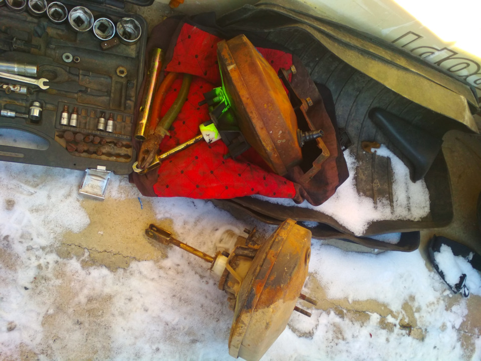 Замена вакуума тормозов — Volkswagen Passat B3, 1,8 л, 1989 года ...