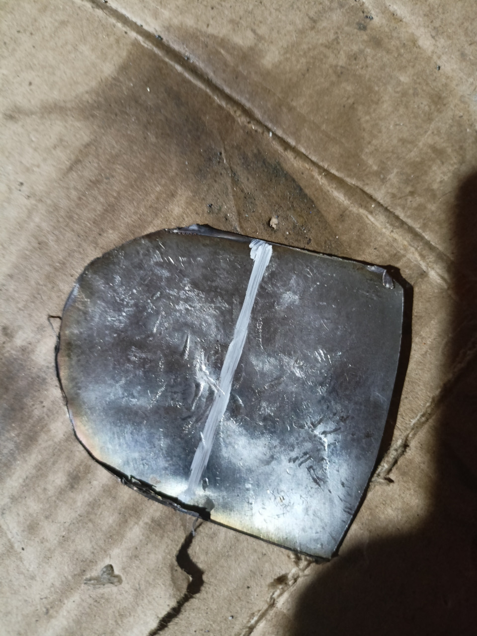 Часть отрезка от отвода с помощью кувалды сделал прямым, чтобы использовать в качестве перегородки. — Ford Focus Hatchback II