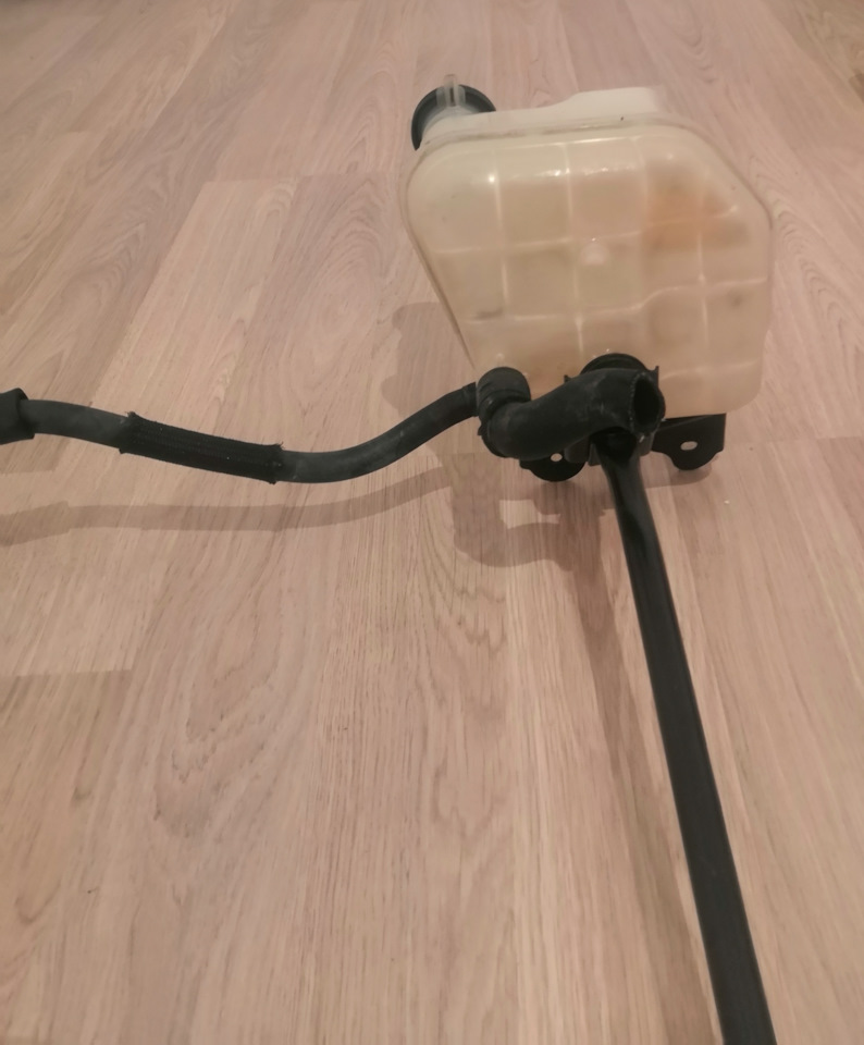 Расширительный бачок TOYOTA RAV4 II XA20 на Toyota RAV4 (II). Б/у | 1 ...