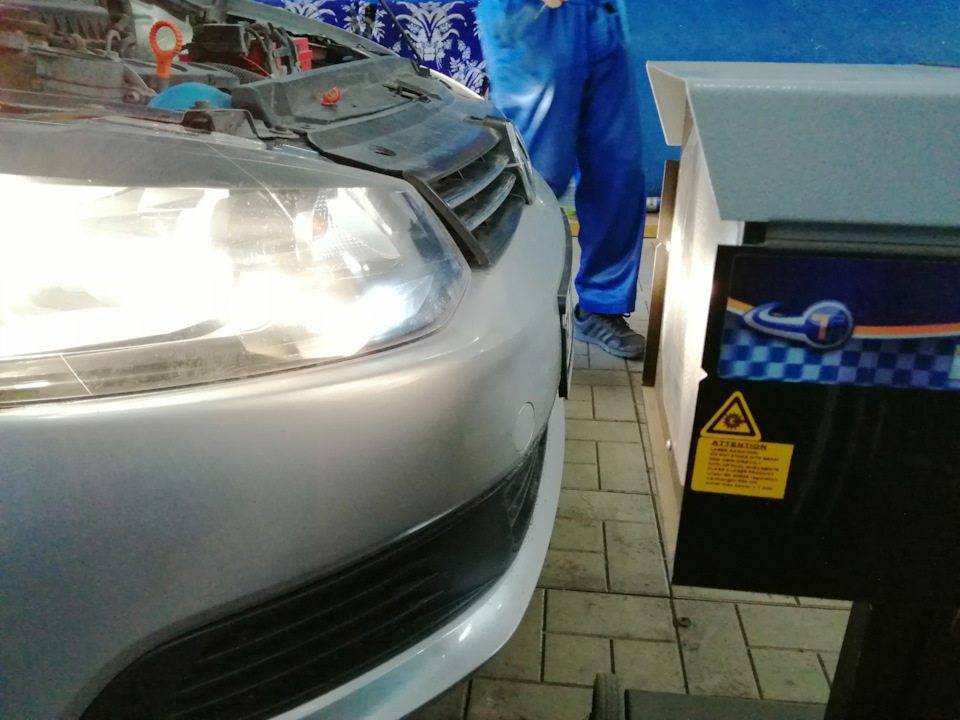 Регулировка фар — Volkswagen Polo Sedan, 1,6 л, 2011 года | наблюдение ...