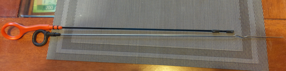 Какое-то время назад для экспериментов был приобретён щуп (который рыжий) VAG079 115 611 R от Q7 10-15г с двигателем V8. Но без трубки VAG 079 115 630 P (стоимость от 3к до 5.3к). Этот щуп короче необходимых 45см. — Volkswagen Touareg (2G). Запчасти на фото: 079115630P