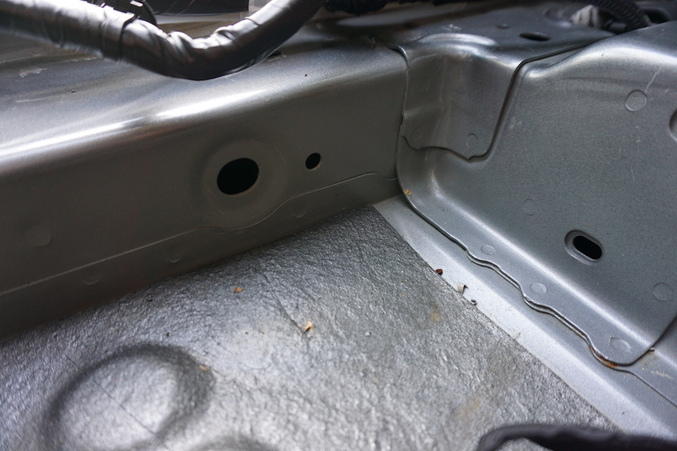 Ну, конечно, дырки то вон какие, и ведут прямо в порог! Вполне оттуда могут залетать капли воды! С грязью, конечно! — Nissan Murano II