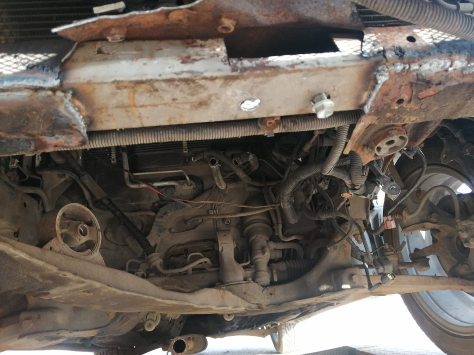 Аккуратно вварили планку и сделали отверстие под болт крепления лыжи с подушками. — Mitsubishi Lancer IX