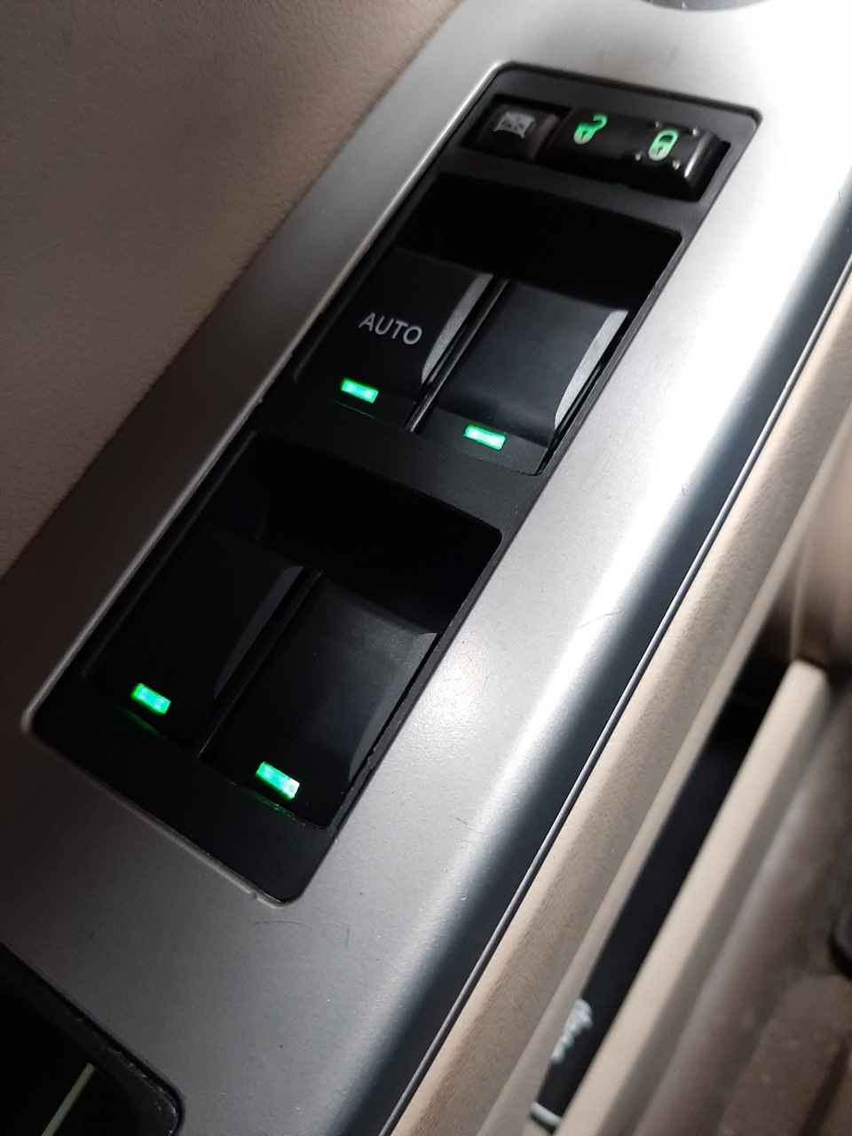 Не горела подсветка блока кнопок стеклоподъемника — Jeep Patriot, 2,4 л ...