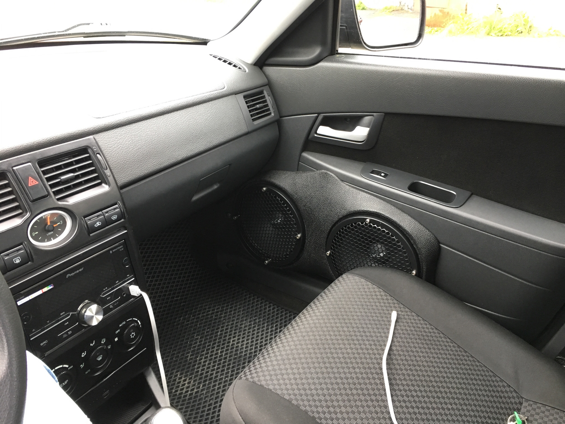 приора 2 фронт. музыка приора 2. лада приора 2 люкс магнитола. дверные обшивки приора 16 динамик. автозвук приора 2 седан салон.