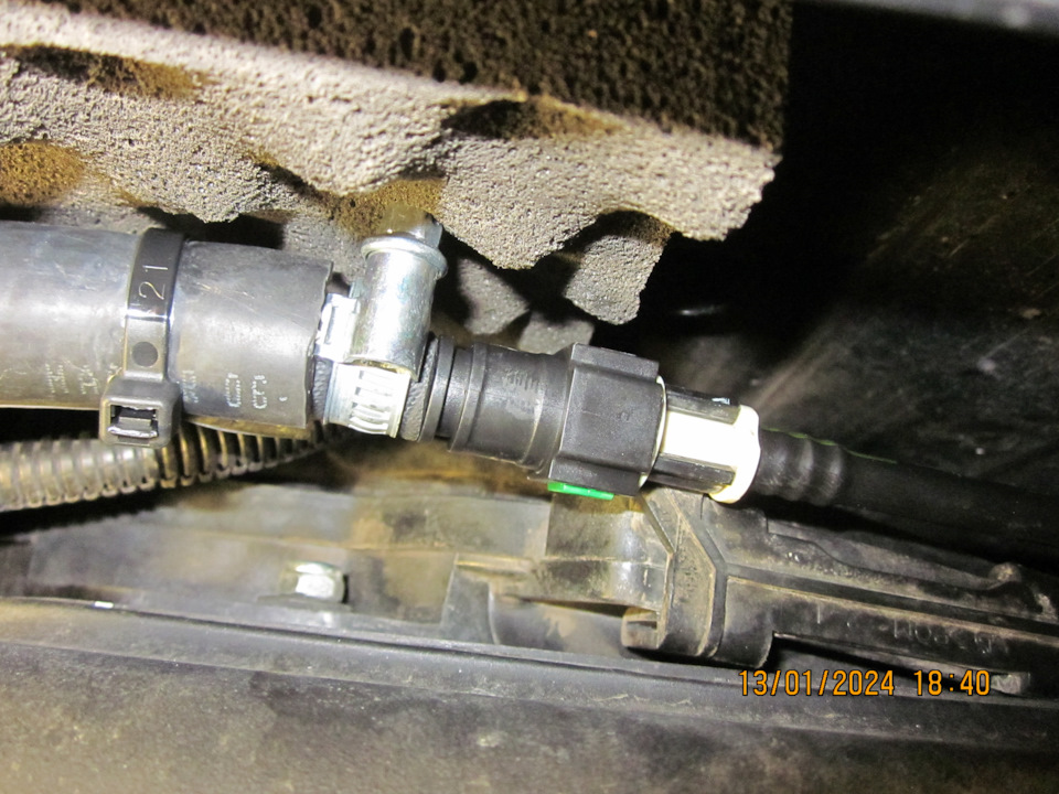 … чтоб оценить, не контактирует ли с ней новое соединение. Всё ОК, зазор есть. — Lada Vesta SW (1G)