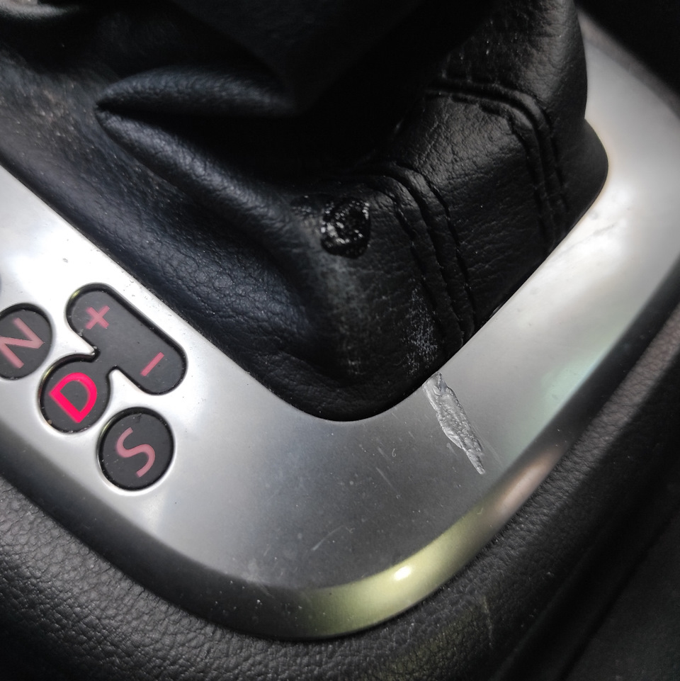 нанёс на кожух и рамку КПП — Volkswagen Polo Sedan