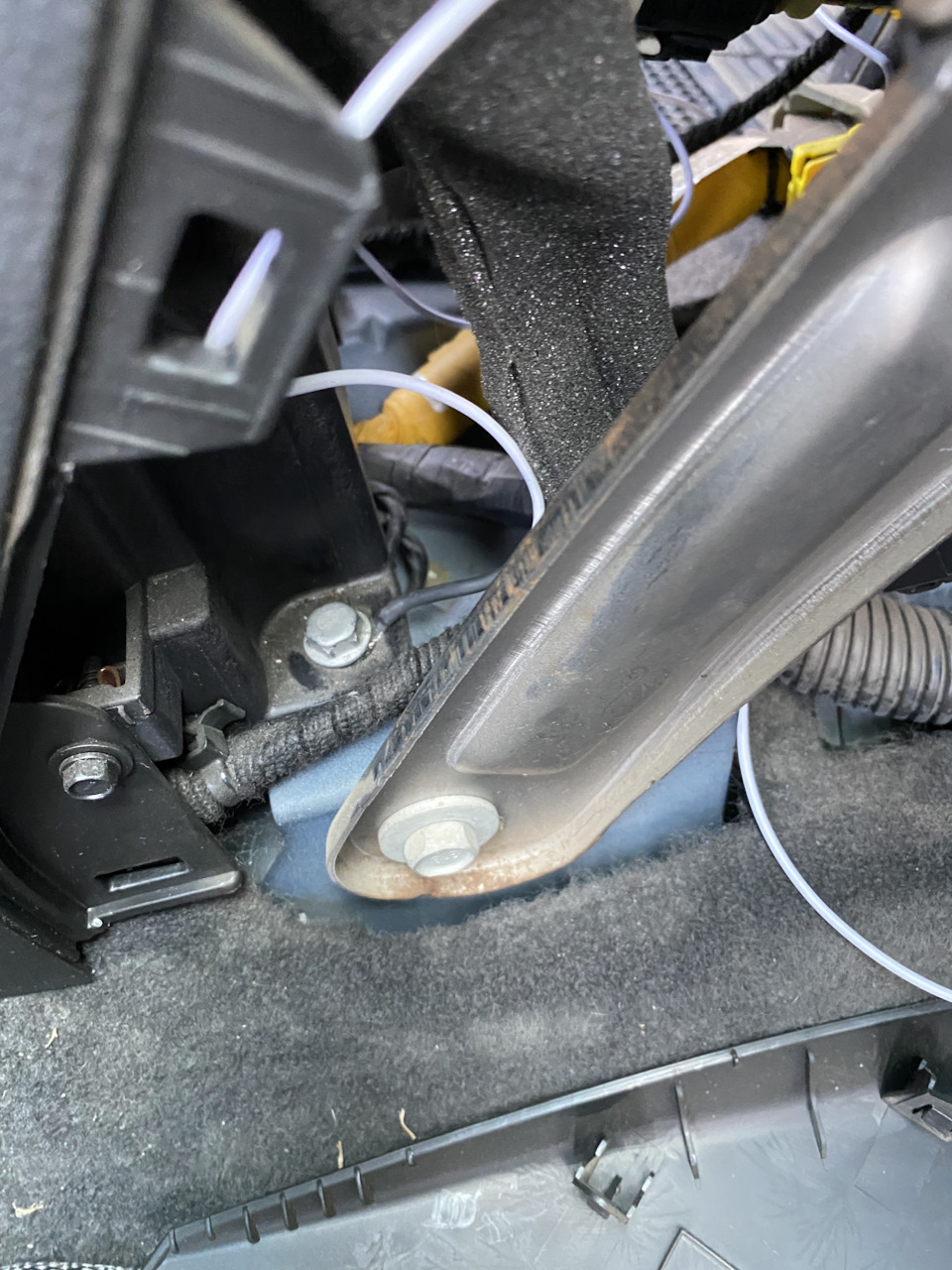 К этом болту прикрутил массу от провода — Chevrolet Cruze (1G)