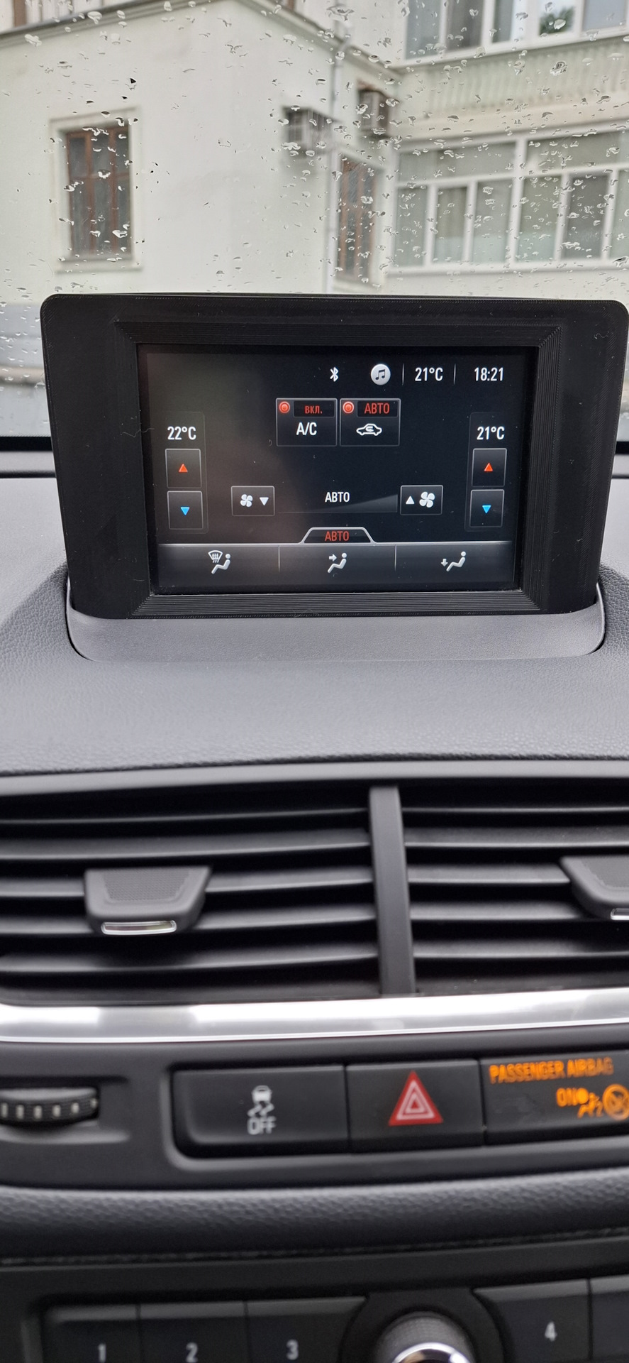 В авто — Opel Mokka (1G)