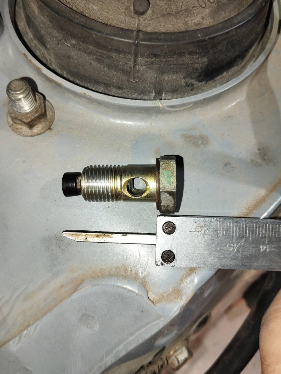 крышка двигателя ваз 2110 8 клапанов. колпачки на клапанах ваз 2110 8 клапанов. распределительный вал двигателя ваз 2114. вакуумный шланг ваз 2112. маслосъемные колпачки ваз 2110.