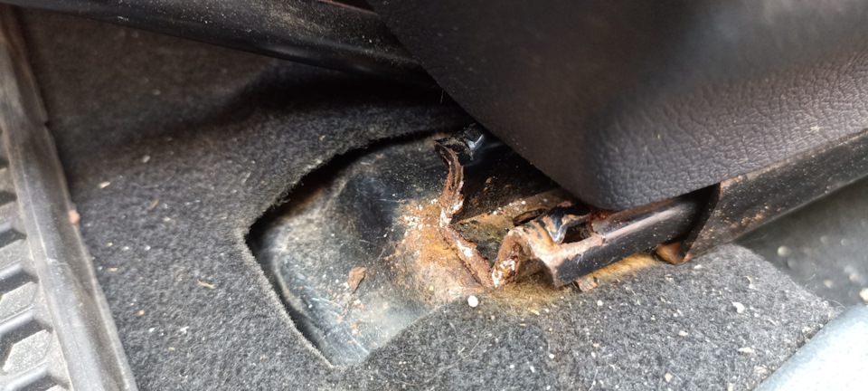 Убираем ржавчину на салазках сидений, ремонт подогрева сидения на ...