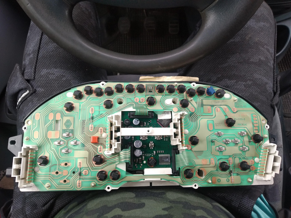 При включении зажигания на панели все стрелки кроме оборотов ...