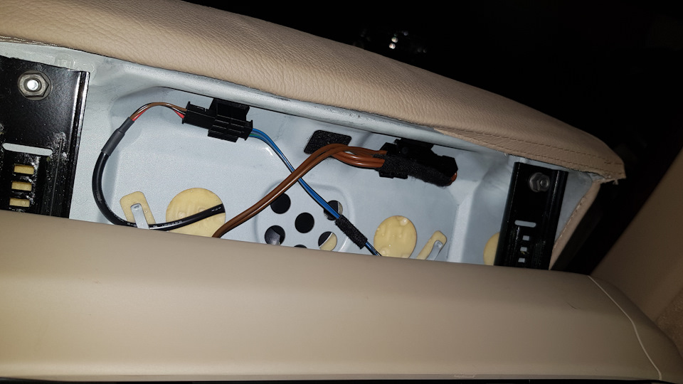 Вот 2 фишки в отличие от видоса — BMW X5 (E70)