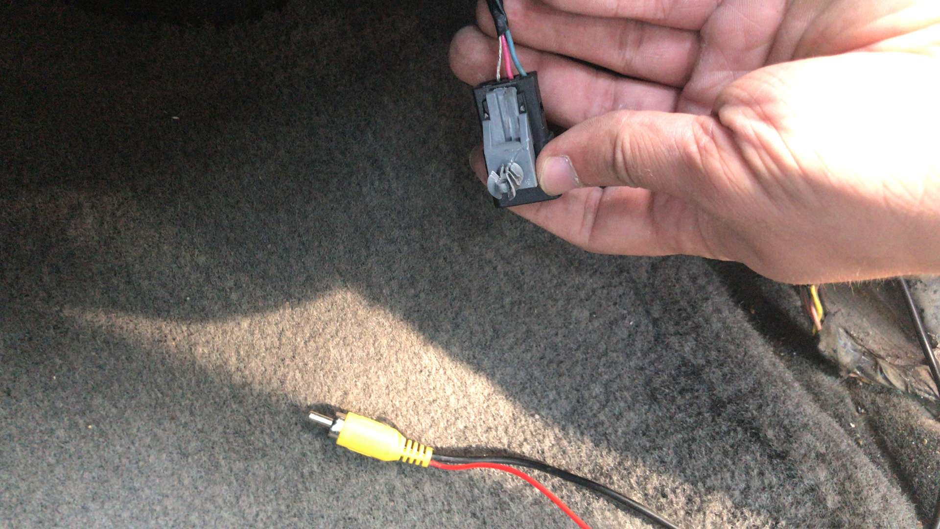 Кнопка багажника мазда 3 бк седан. Фишка мазда 3 bk. Провод на задних ход мазда 3. Штекер на лягушку заднего хода ваз 2114. Сигнал при включении задней передачи.