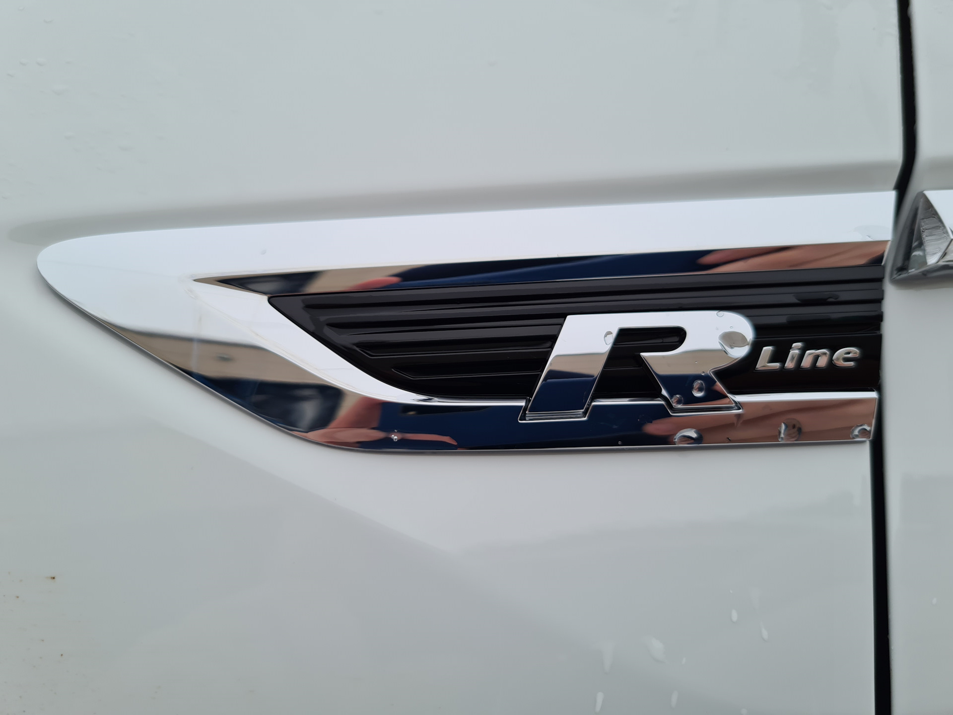 Шильдики r. Тигуан шильдик r line. Шильдик r line Тигуан 2. Шильдик р лайн на Тигуан. Шильдик р лайн на Тигуан 2019.