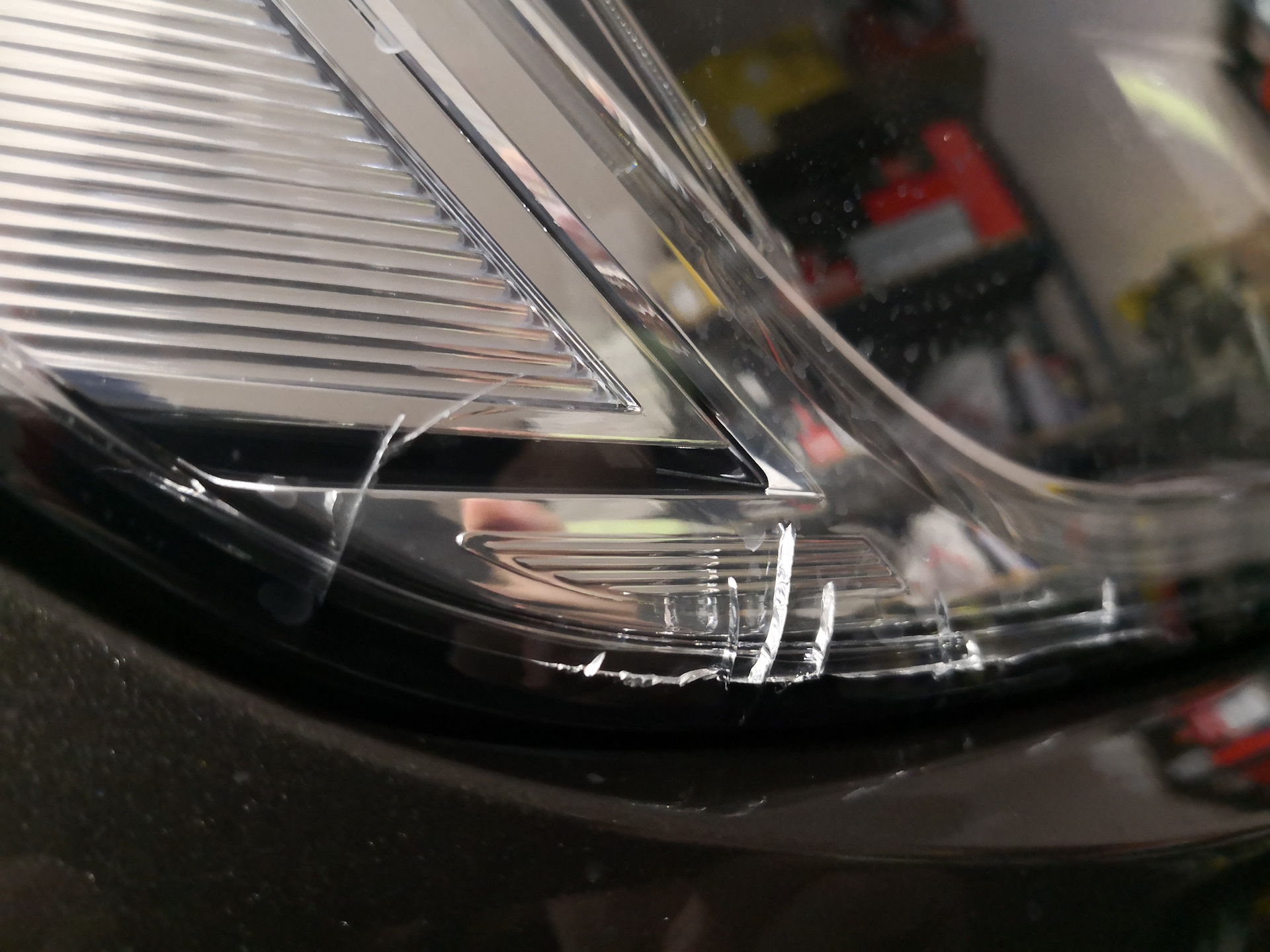 Трещина на фонаре. Acura TLX 2014 стекла фары потрескались. Разбитые стекла фар Ауди q7. Трещинки на стекле фары. Микротрещина на стекле фары.