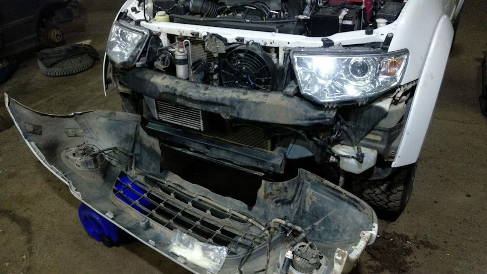 Паджеро спорт 1 без бампера. Снять передний бампер на паджеро спорт 2. Снять бампер паджеро спорт. Снять бампер паджеро спорт. Паджеро 2 без переднего бампера.