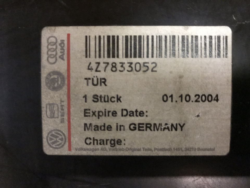 4Z7 833 052 — оригинальная дверь задняя правая — Audi Allroad (C5). Запчасти на фото: 4Z7833052