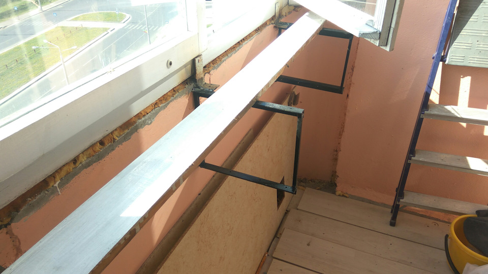 как закрепить пластиковый подоконник на балконе