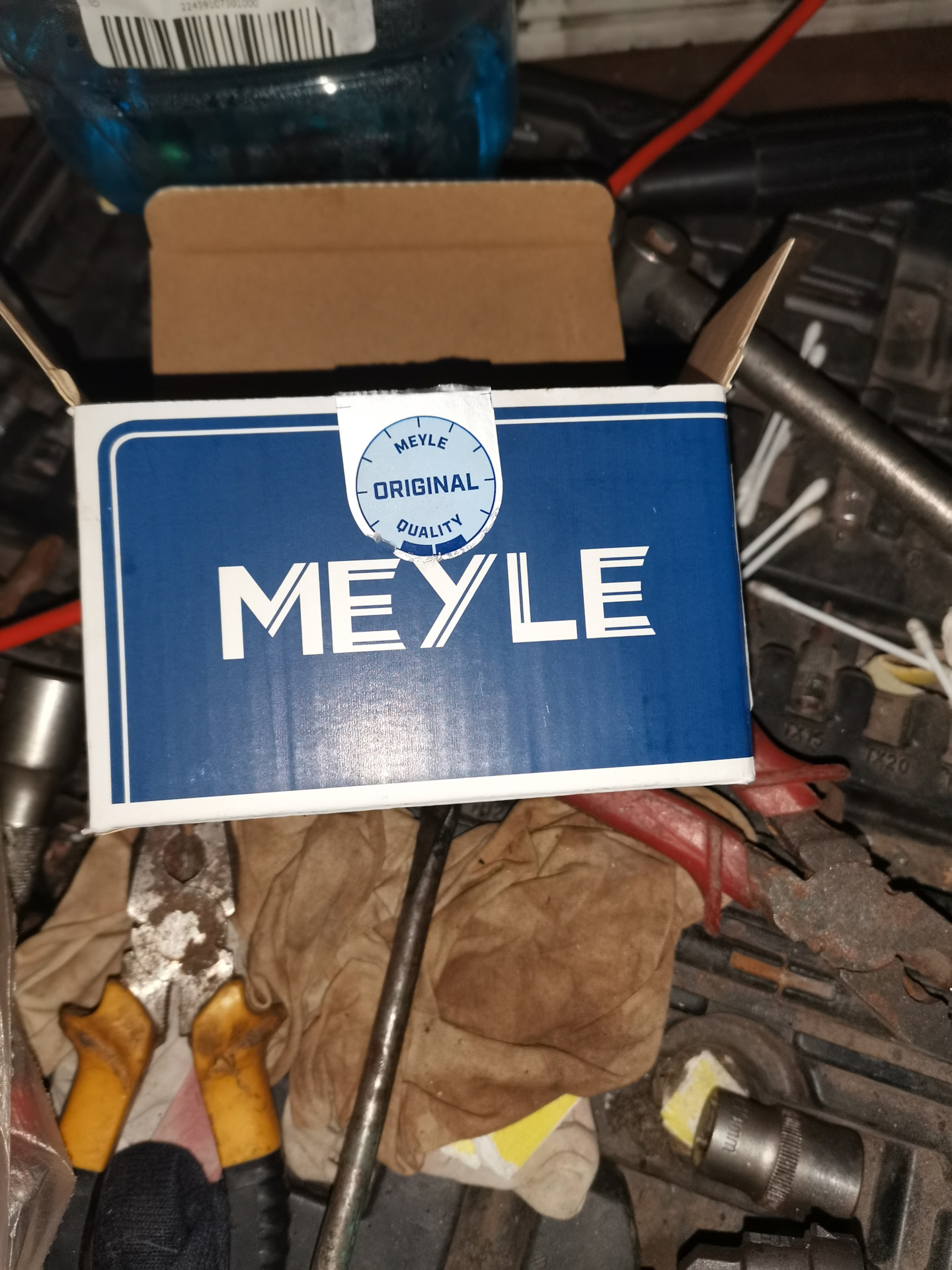 Замена насоса омывателя лобового стекла — Volkswagen Golf Mk5, 1,6 л ...