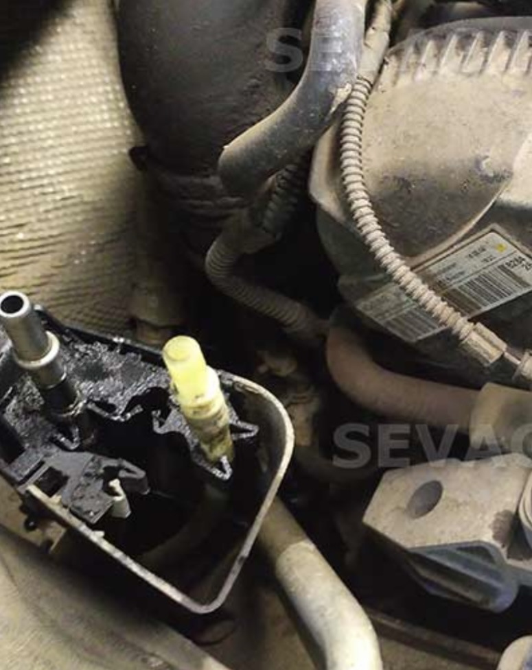 Может есть у кого этот держатель трубок топливных отдельно от кожуха ...