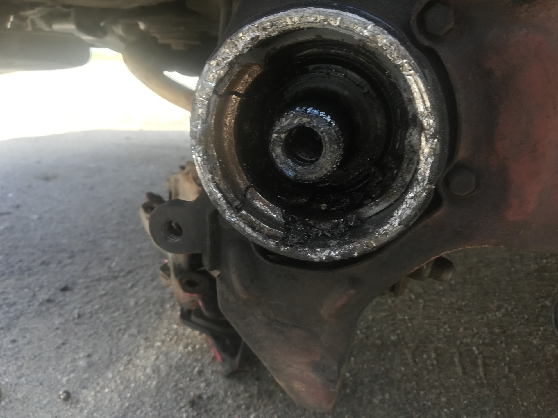 Замена топливных магистральных трубок. Рассыпался ступичный подшипник ...