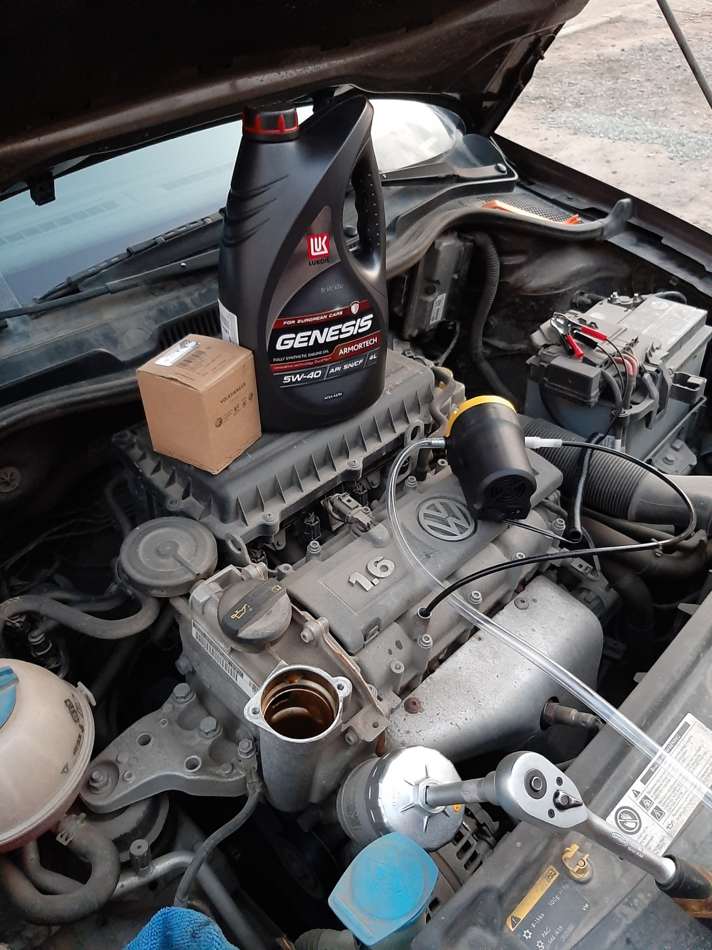 ТО 2,5. Насос для откачки масла через щуп. — Volkswagen Polo Sedan, 1,6 ...