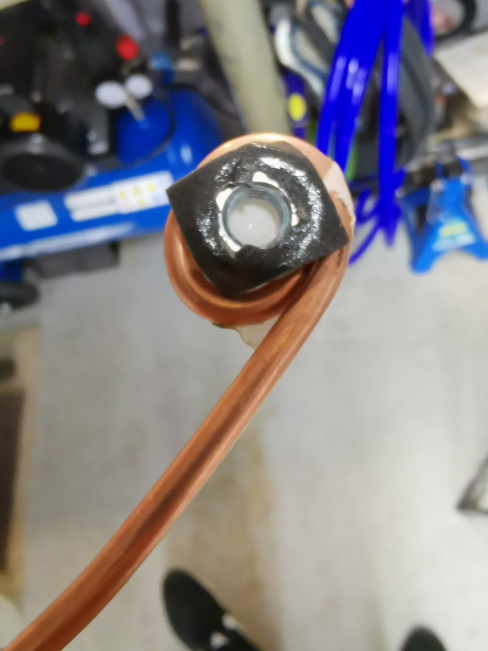 Резиновый скрип при повороте руля.Вопрос:куда напшикать смазки ...