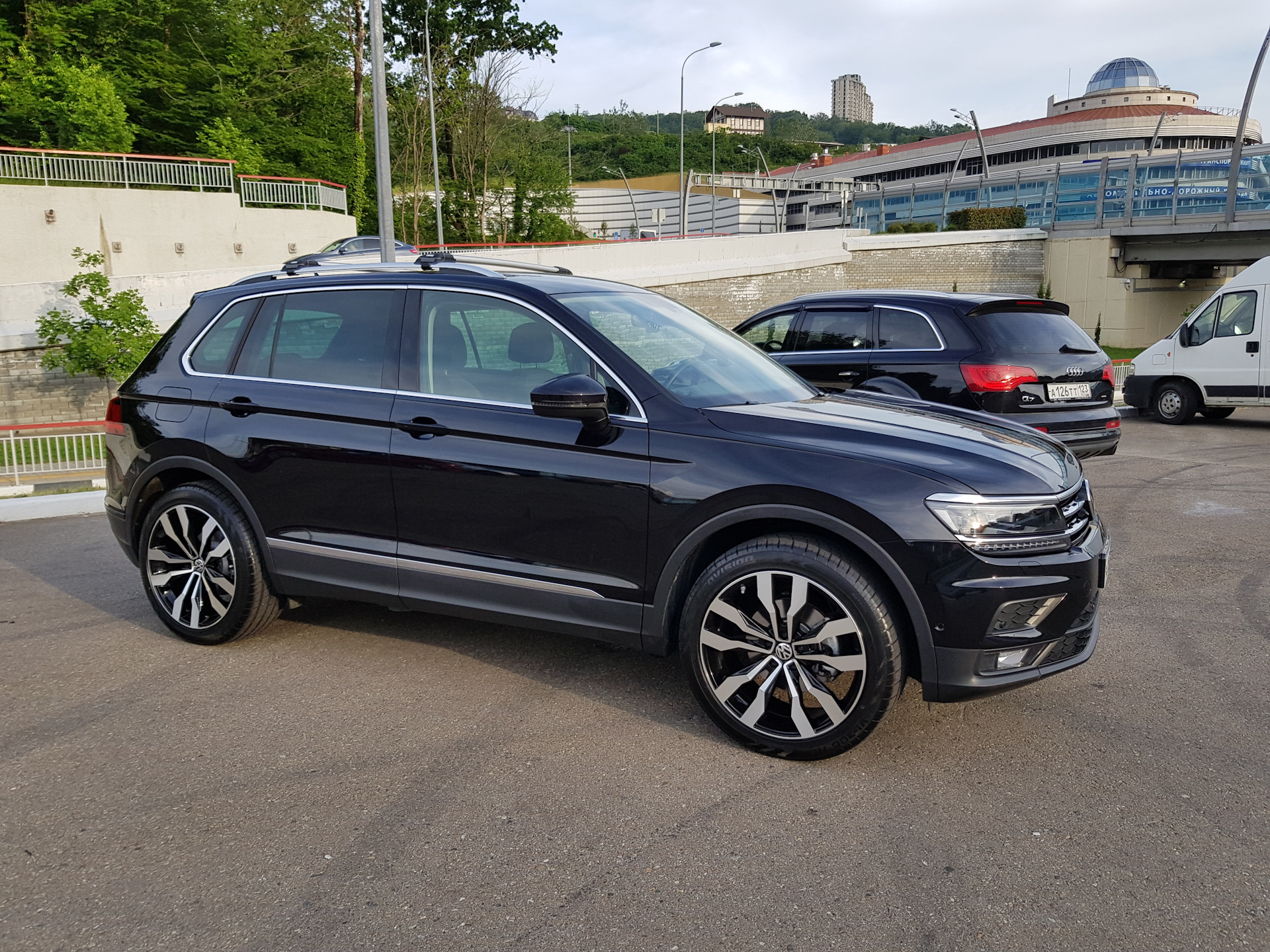 VW Tiguan 2 r20. Suzuka r20 VW Tiguan. VW Tiguan r20 черные. Suzuka r19 VW Tiguan.