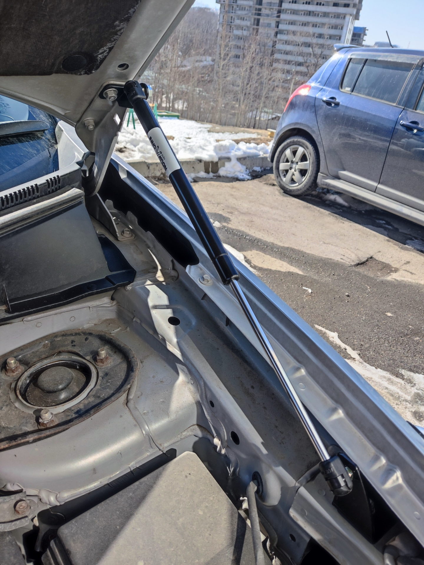 Газовые упоры для капота — Mitsubishi Outlander XL, 2,4 л, 2007 года ...