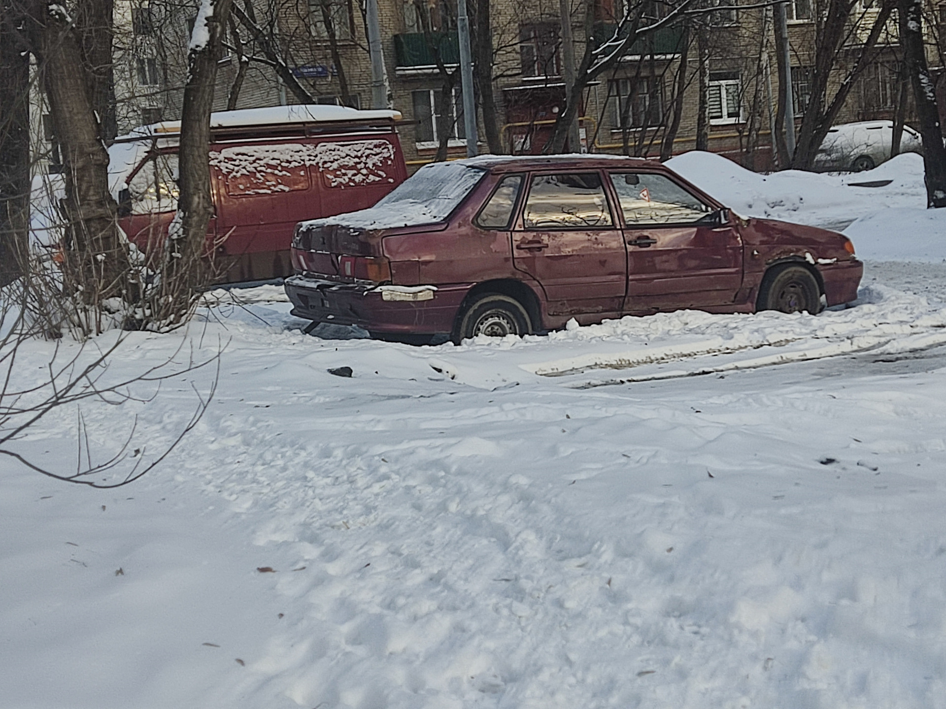 Заброшенные автомобили во дворах