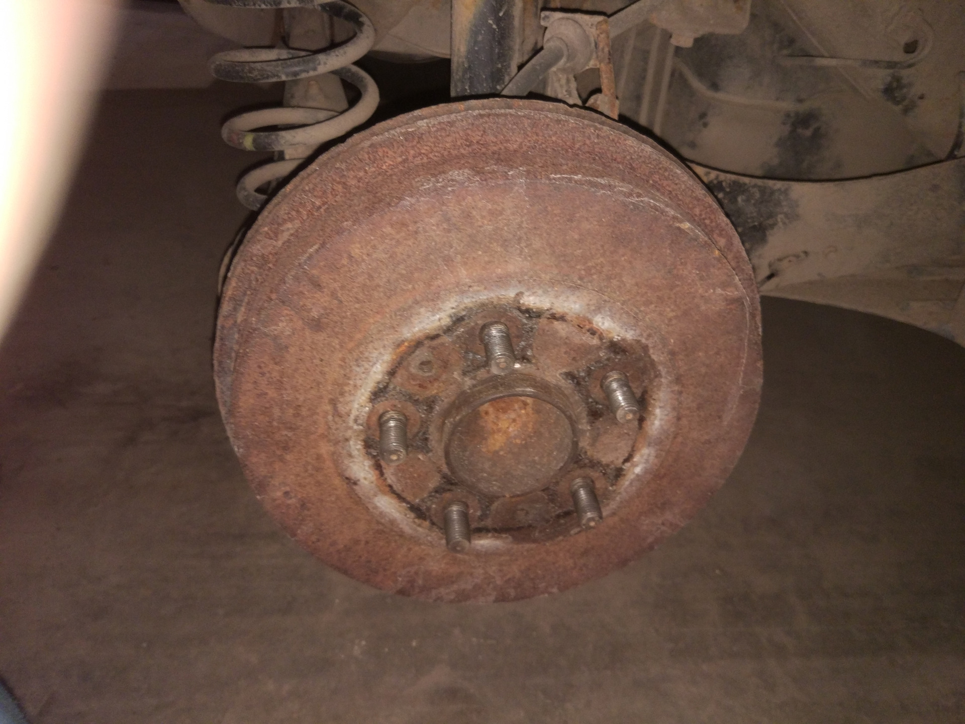 Ржавые тормозные диски. Коррозия на тормозных дисках. Заржавели тормоза. Заржавели тормоза. Ржавчина тормозных дисков.