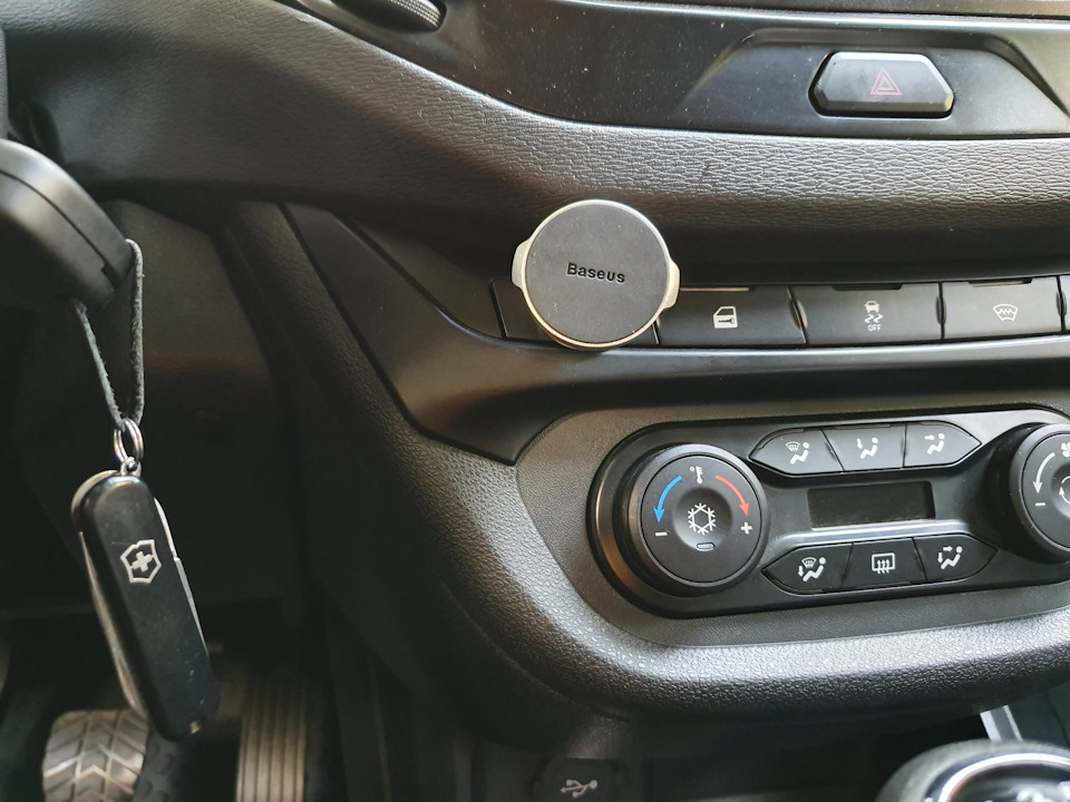 Держатель для телефона — Lada Vesta SW (1G), 1,8 л, 2019 года ...