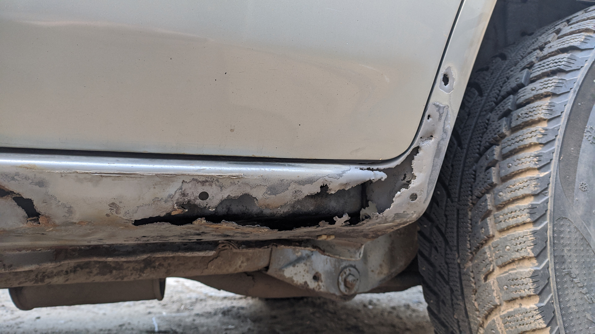 Заделать дыры в пороге автомобиля. Чем заделать дыру в пороге автомобиля. Ремонт порогов автомобиля без сварки. Пороги без сварки. Задела дыр в кузове автомобиля.