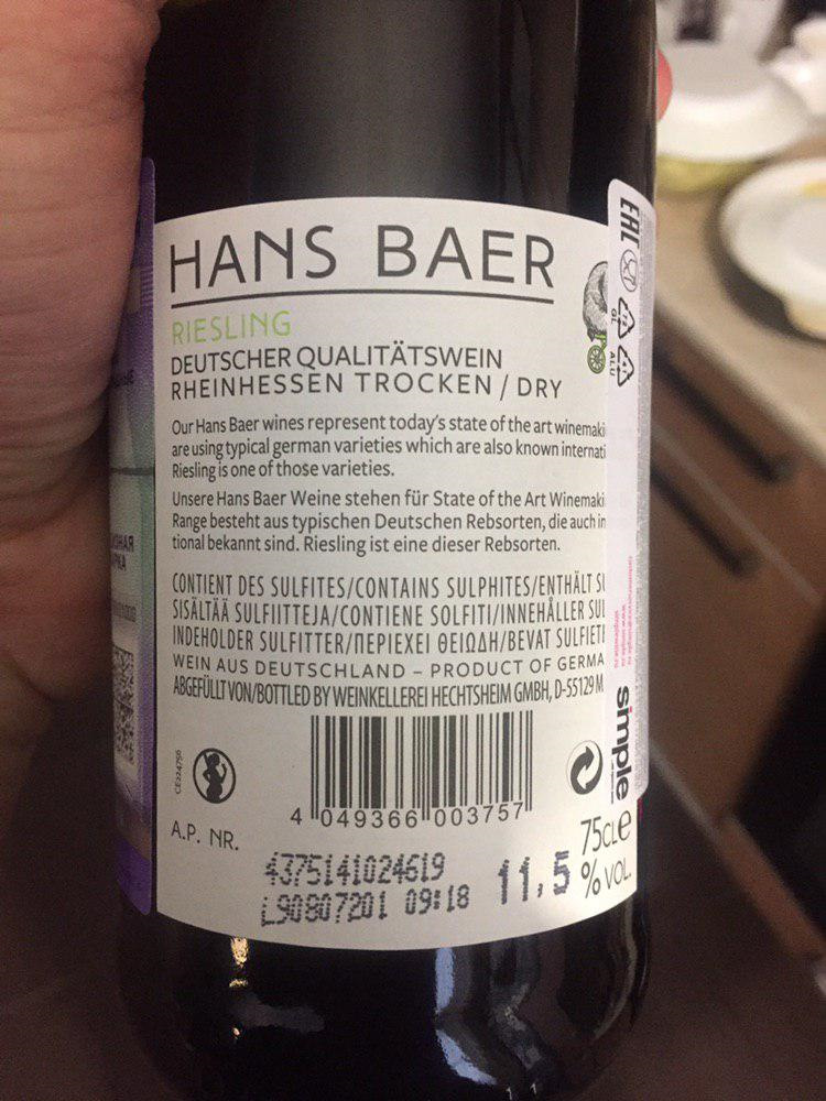 Hans baer riesling. Ханс Байер Рислинг. Вино Ханс Байер Рислинг. Вино Рислинг с медведем на велосипеде. Riesling вино с медведем.