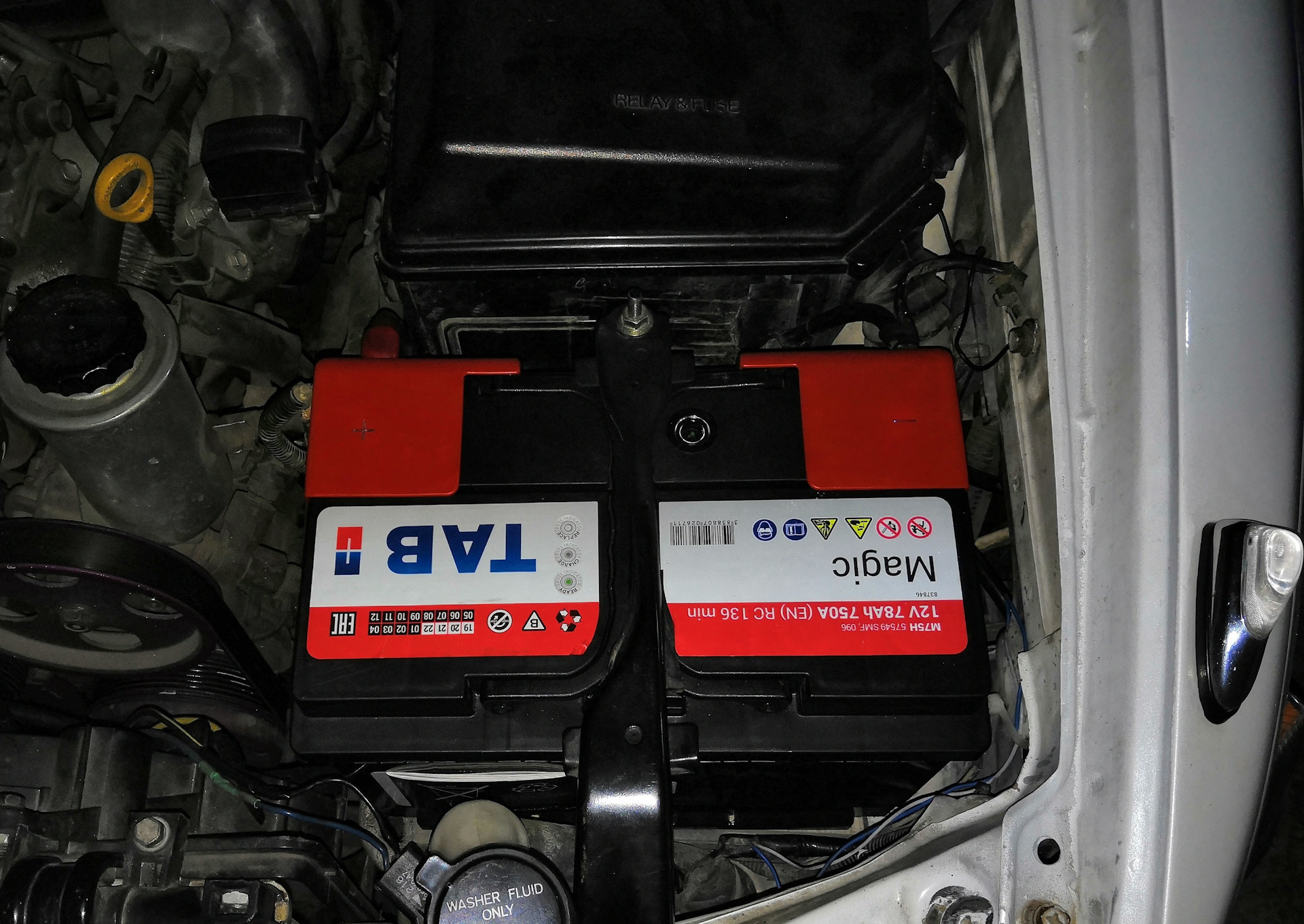 Две батареи аккумуляторов. Аккумуляторы для Toyota Mark 2.