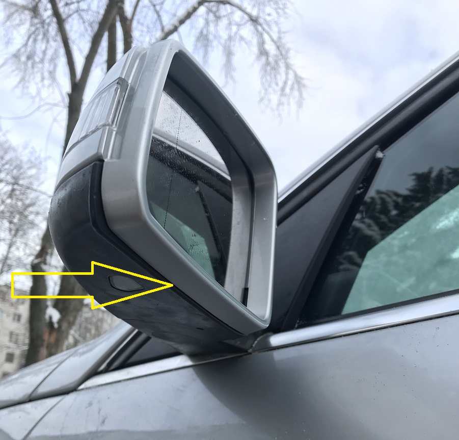 Замена повторителя поворота в левом зеркале заднего вида Mercedes-Benz ...