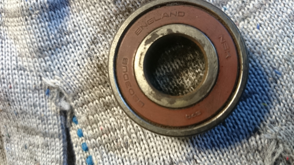 Передний(от шкива) смазка высохла но ещё бы походил — Audi A6 (C4)