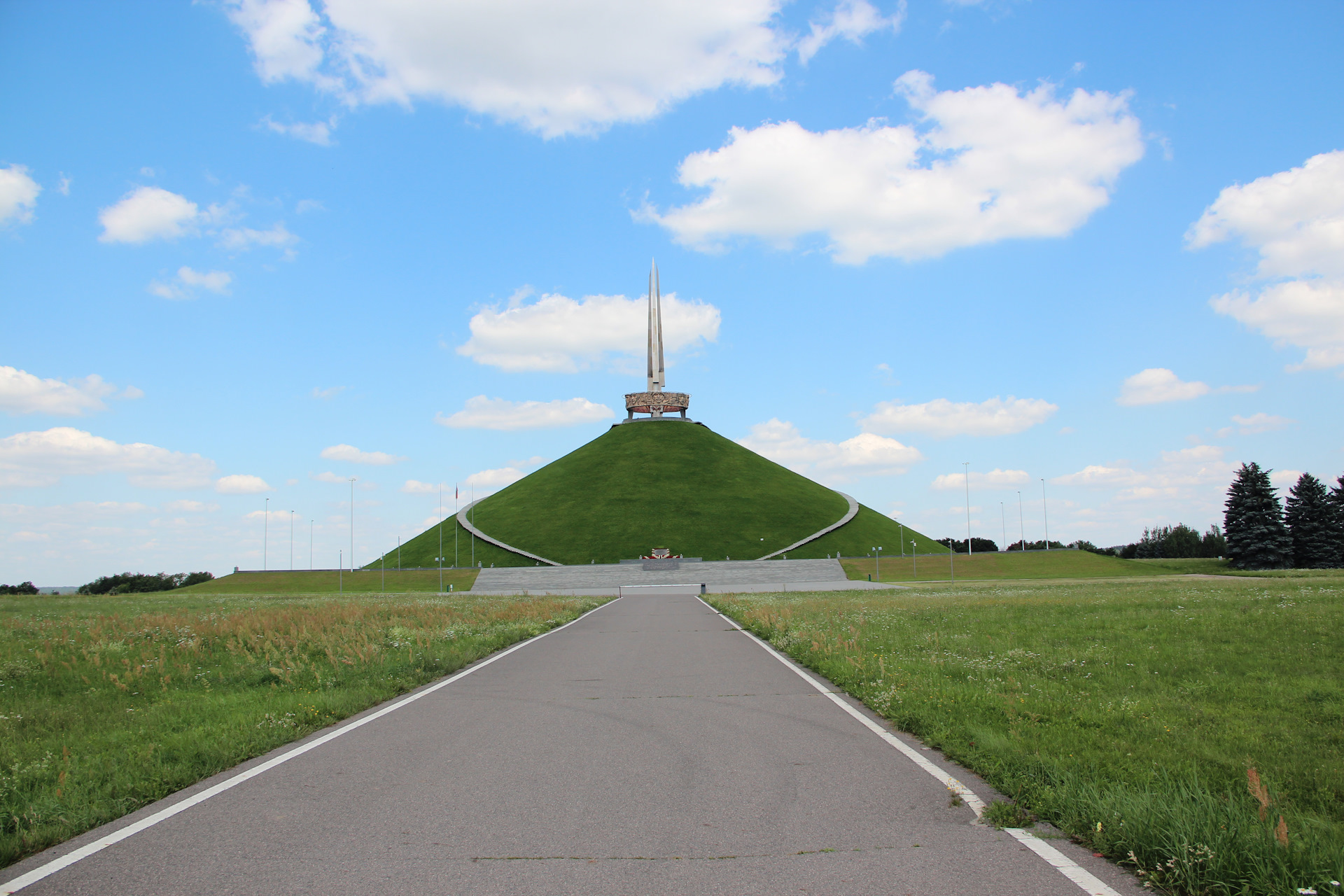 Местечко курган. Курган славы Ливны. Мемориал Курган славы Ливны. Достопримечательности города Ливны Курган славы. Курган славы Орел.