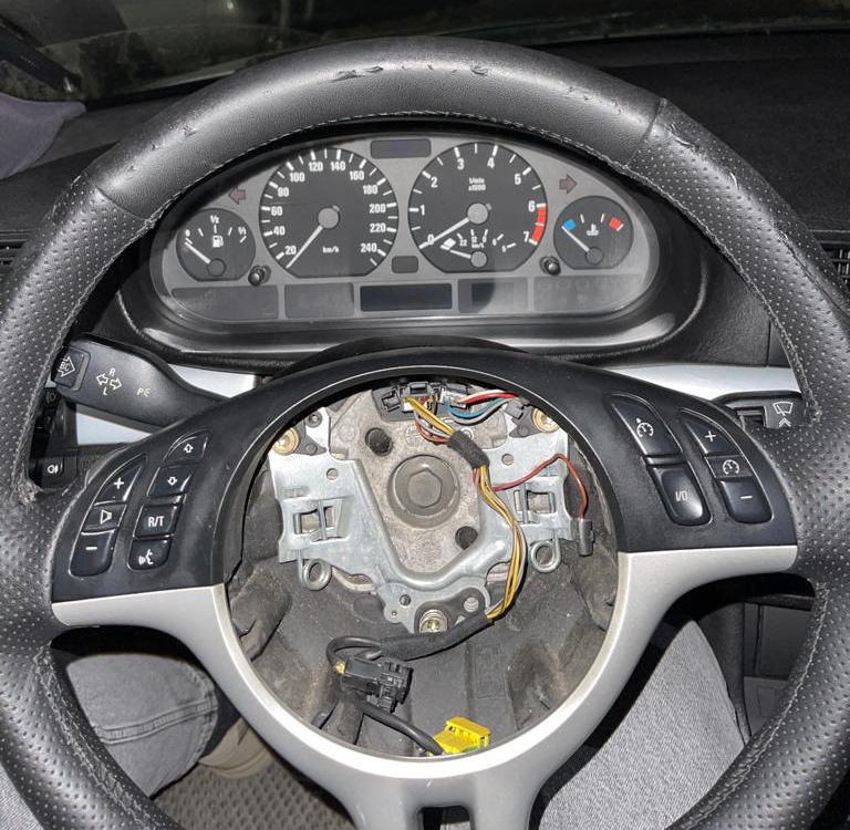 Интерьер. Перешив руля, подлокотника и ручника. — BMW 3 series (E46), 2 ...
