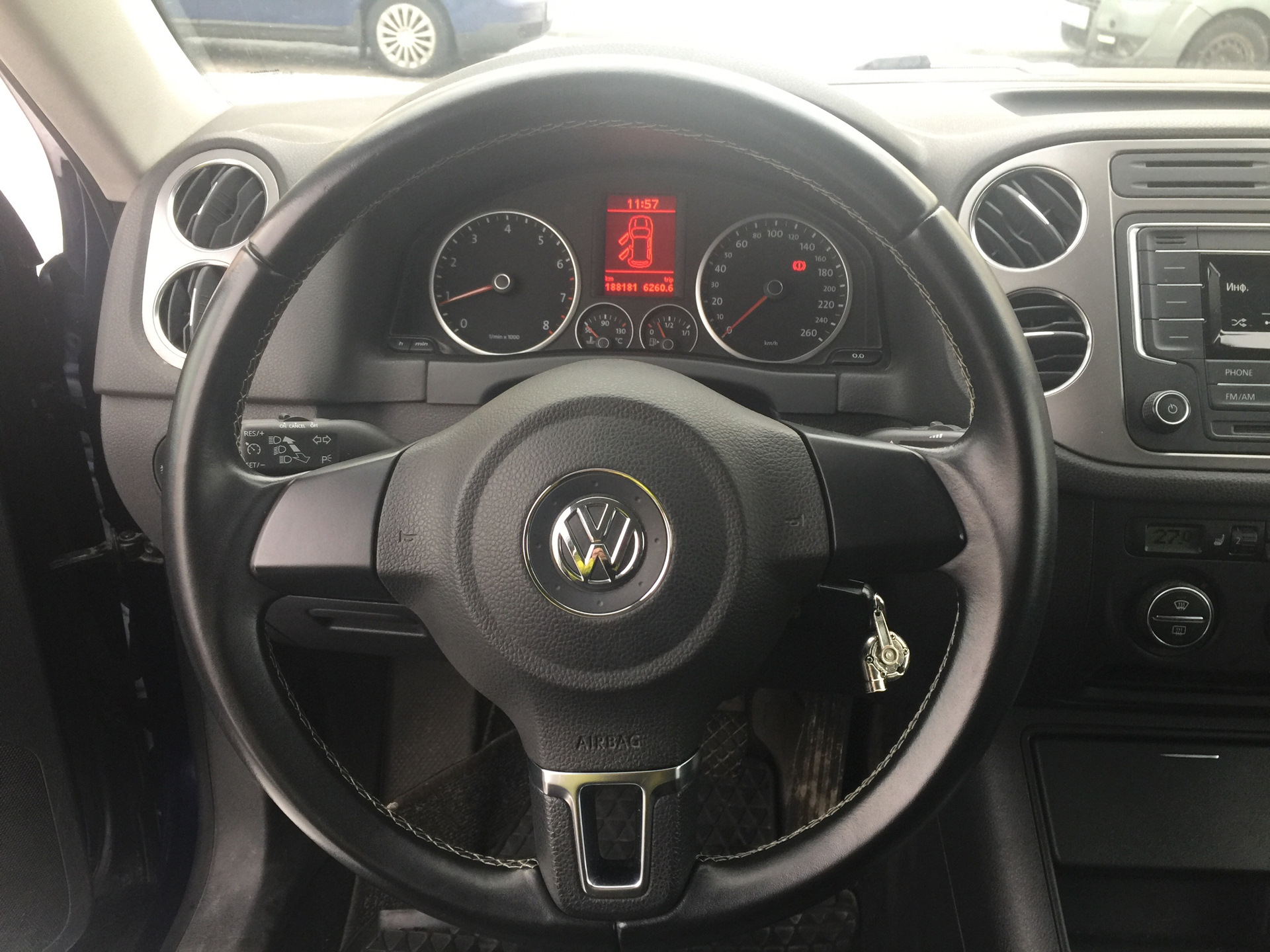 Руль тигуан. Руль Volkswagen Tiguan 2009. Руль Тигуан 1 дорест. Тигуант1 поколения руль. Руль Фольксваген Тигуан 2008г не кожаный.