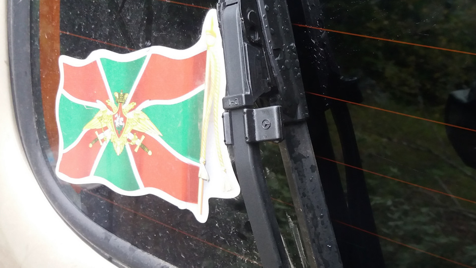 Так как форсунку от Scania к бескаркасной щётке не приладить, то воспользовался БЖ Lgotnik www.drive2.ru/l/5688807/. Нижнее сопло на форсунке МВ (395 руб) как ни настраивай, в зону работы щётки не попадает. Заглушил зубочисткой. — Suzuki Jimny (1G)