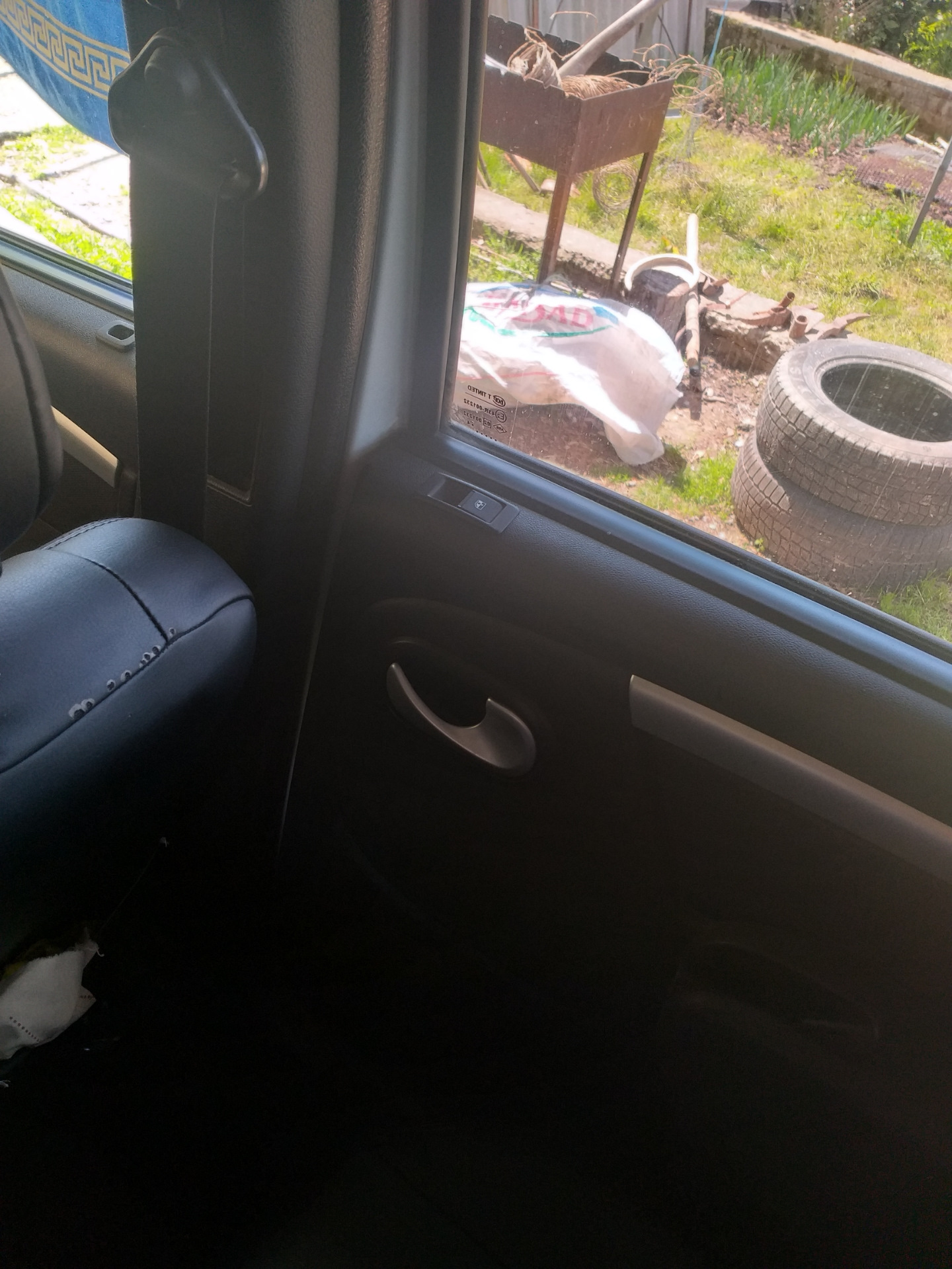 Перенос задних кнопок стеклоподъемников — Lada Ларгус, 1,6 л, 2014 года ...