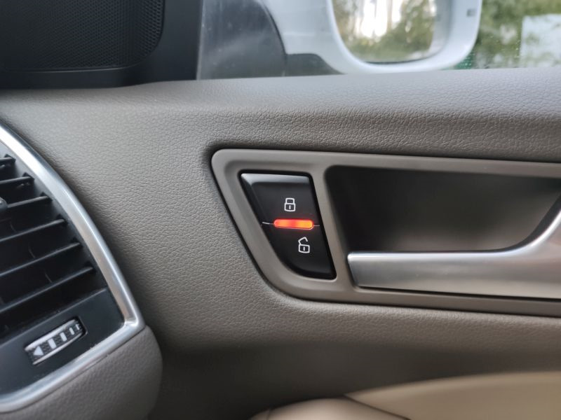 Дверь ауди q3. Кнопка блокировки дверей Volvo xc60. Блокировка дверей Ауди q3. Кнопка открывание дверкй Ауди q5 2017. Ауди q5 кнопки на водительской двери.