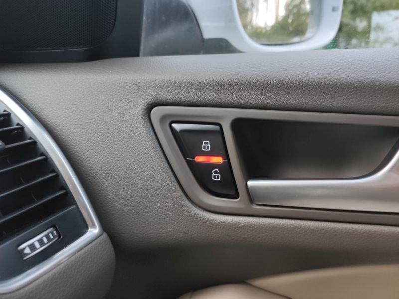 Кнопка блокировки дверей на пассажирской двери — Audi Q5, 2.0 л., 2012 года  на DRIVE2