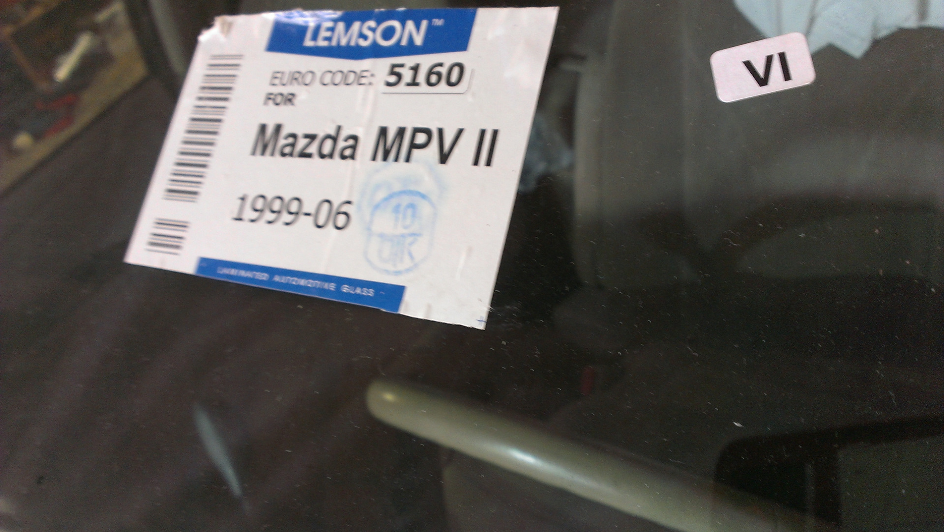 Стекло мазда мпв. Стекло лобовое Mazda MPV. Молдинг ветрового стекла Мазда МПВ. Молдинг ветрового стекла Мазда МПВ 1997. Резинка для лобового стекла Мазда МПВ.