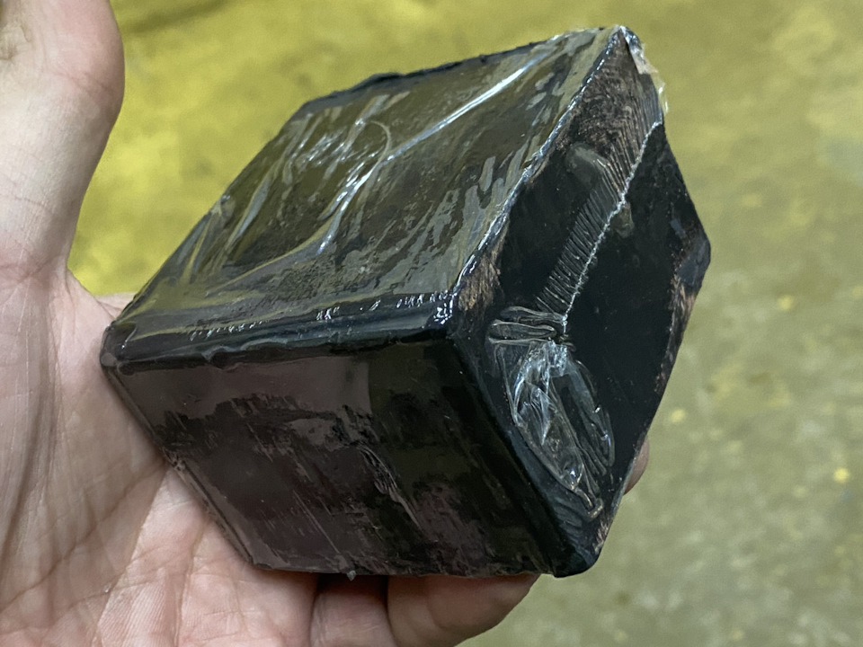 Цвет пластилина темно серый! Очень прочный и цепкий. — Nissan Cefiro Wagon