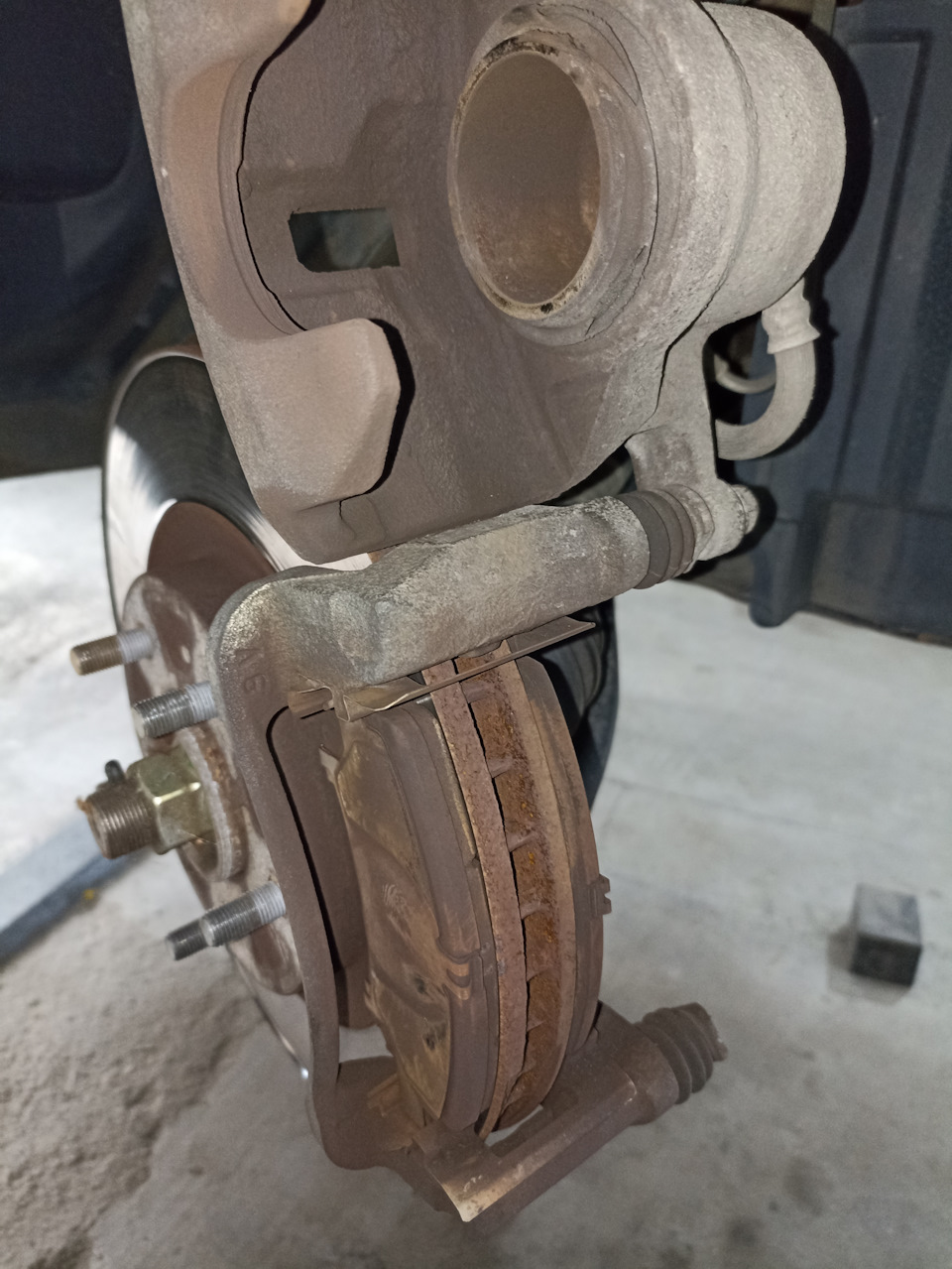 Замена пыльника переднего тормозного суппорта — Nissan Qashqai+2, 1,6 л ...