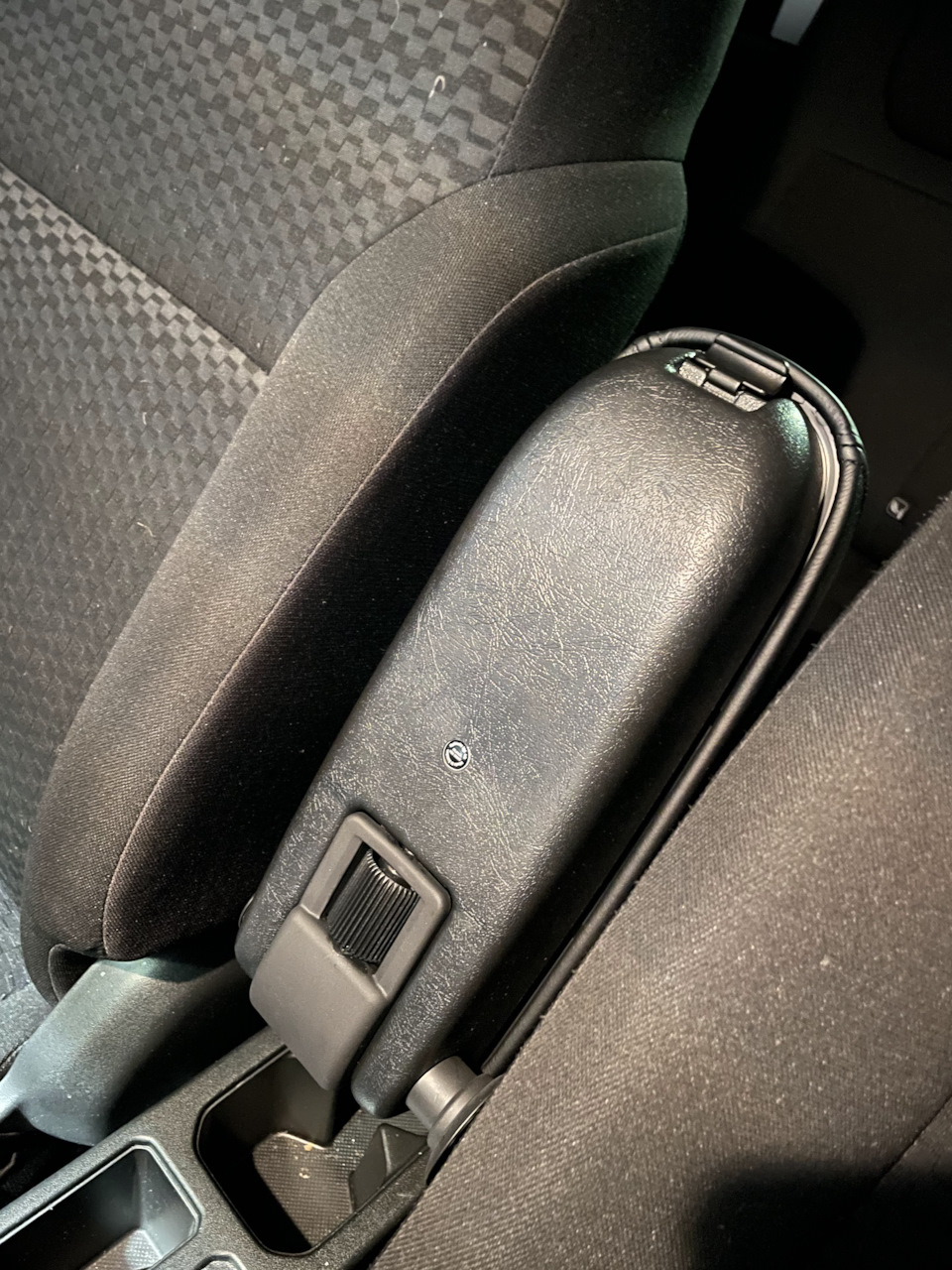 Установка подлокотника от JimnyStyle — Suzuki Jimny (2018), 1,5 л, 2020 ...